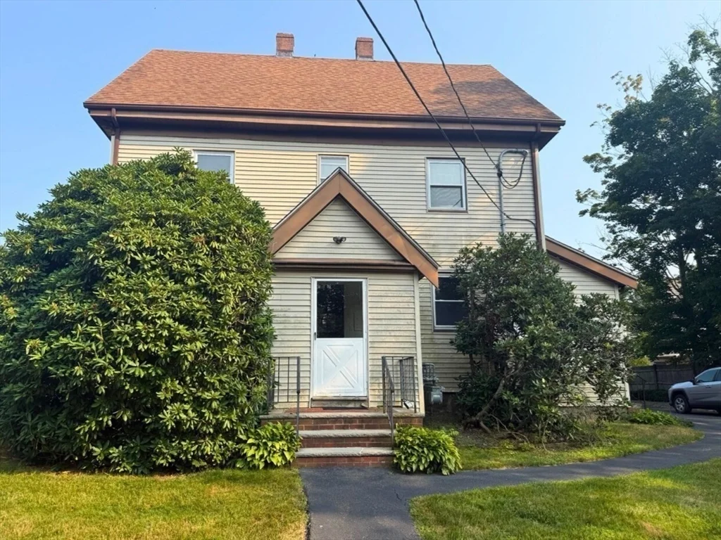 287 Walnut St, Stoughton
