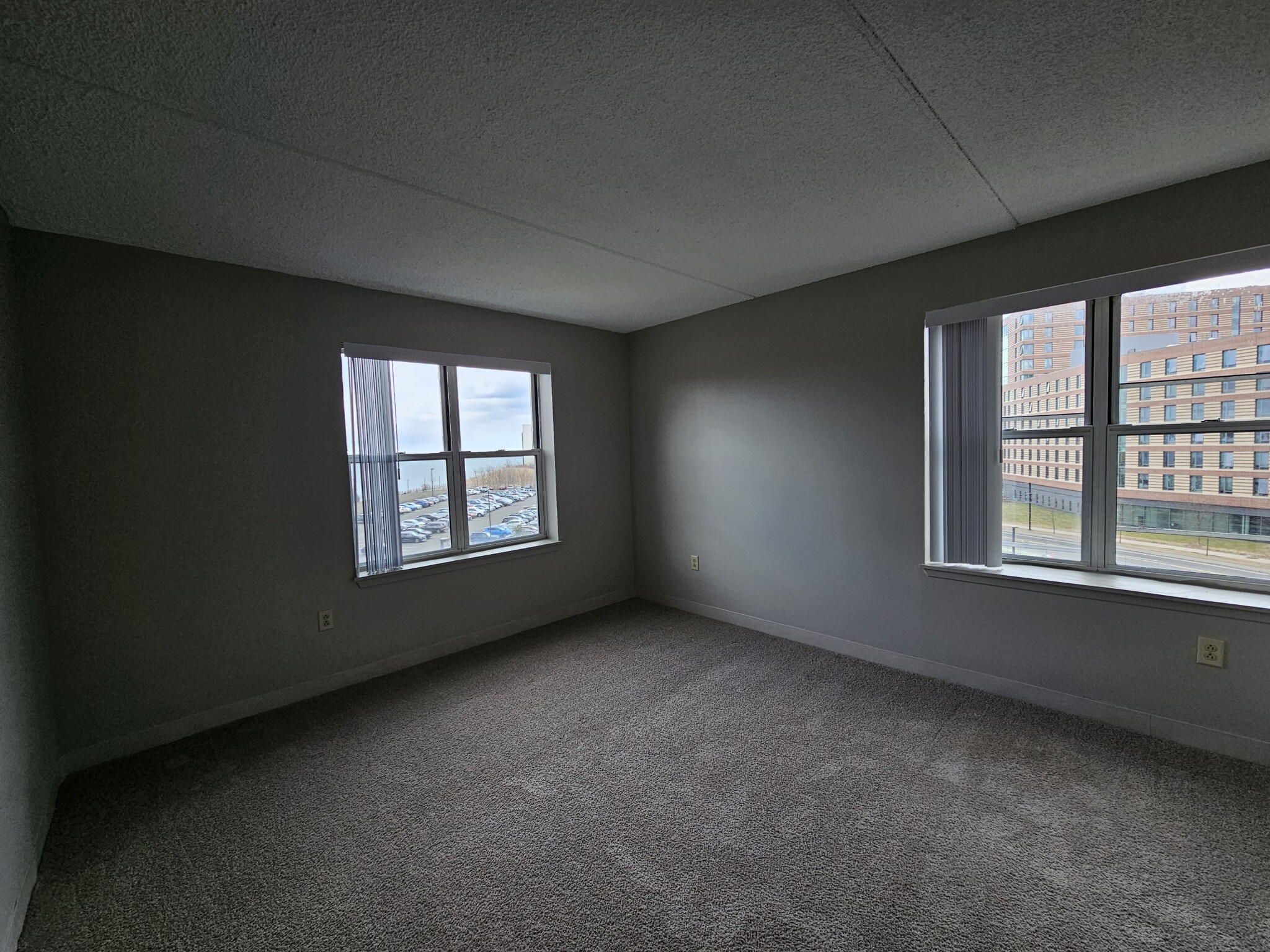 1 South Point Dr, Dorchester