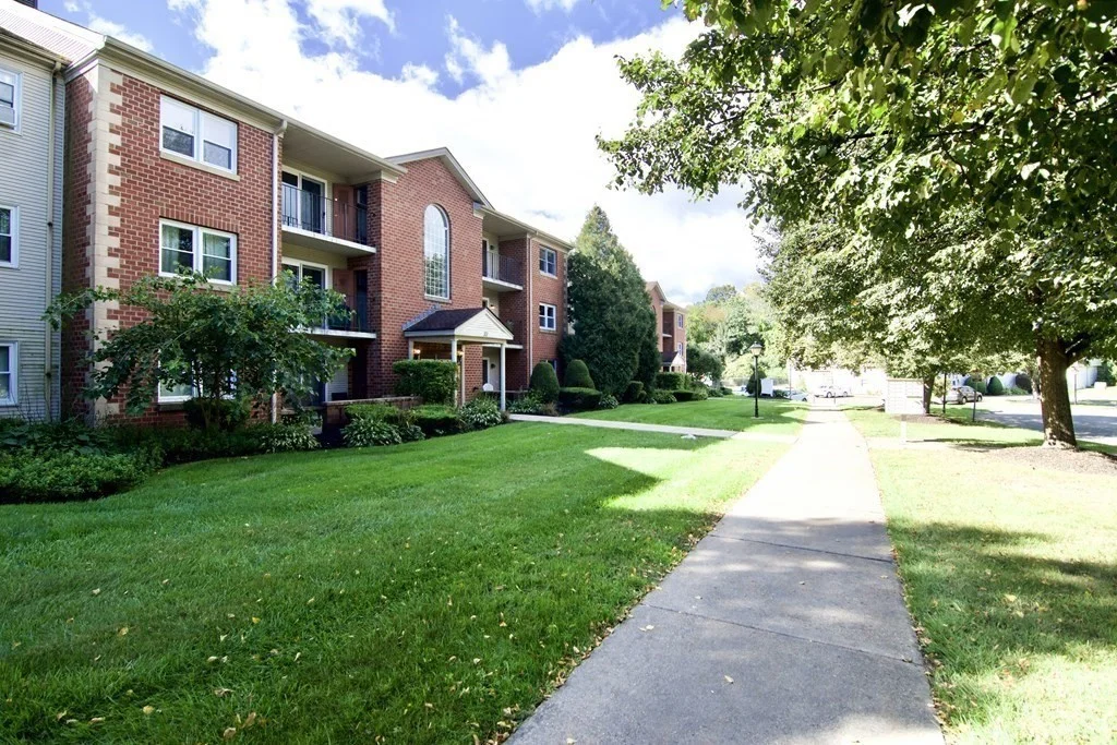 22 Maple Crest Cir, Holyoke