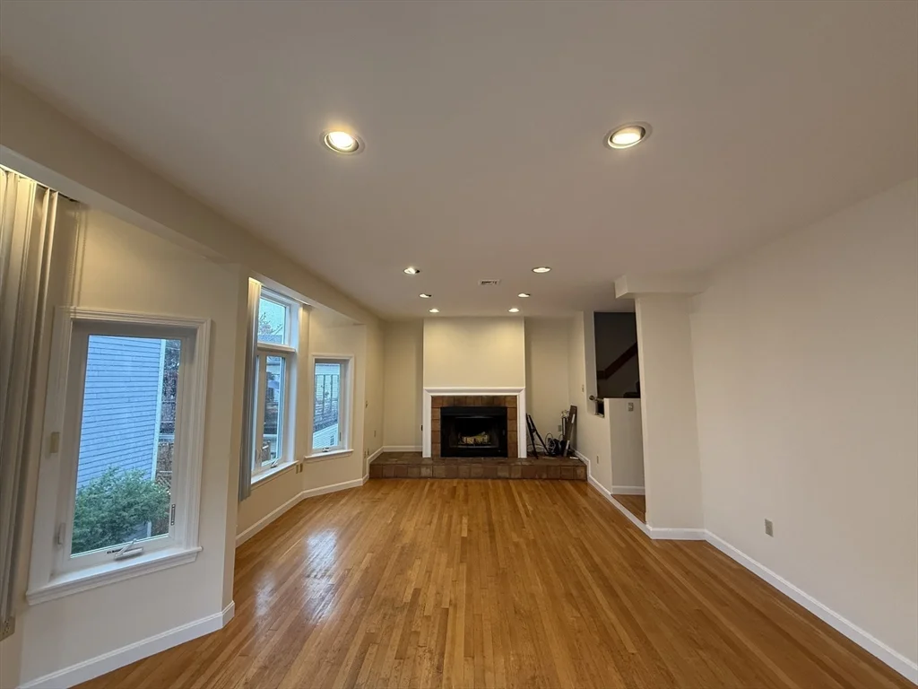 10 Rollins Ct, Central Square