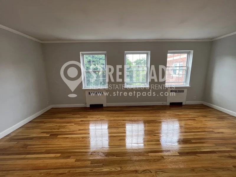 1153 Beacon St, Longwood