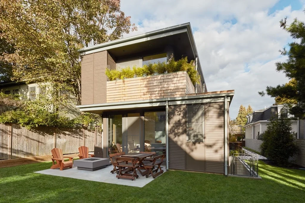 76 Holworthy St, Strawberry Hill