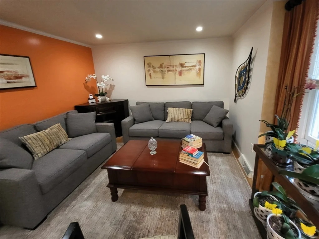 16 Pinecrest Village, Hopkinton