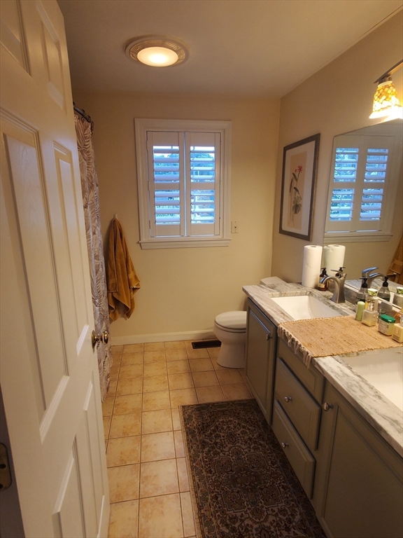 2 Valley Rd, Whitman