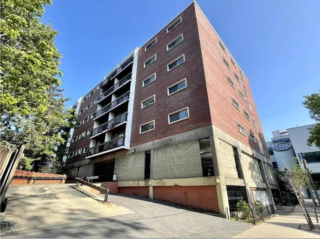 1643 Cambridge St, Mid-Cambridge