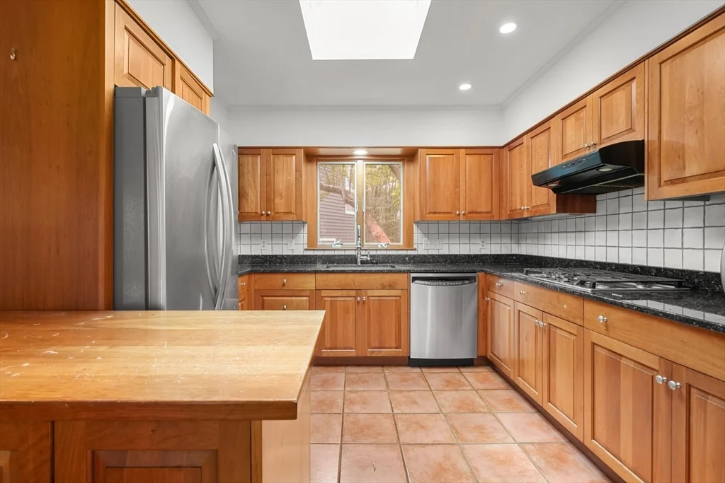 188 Country Dr, Weston