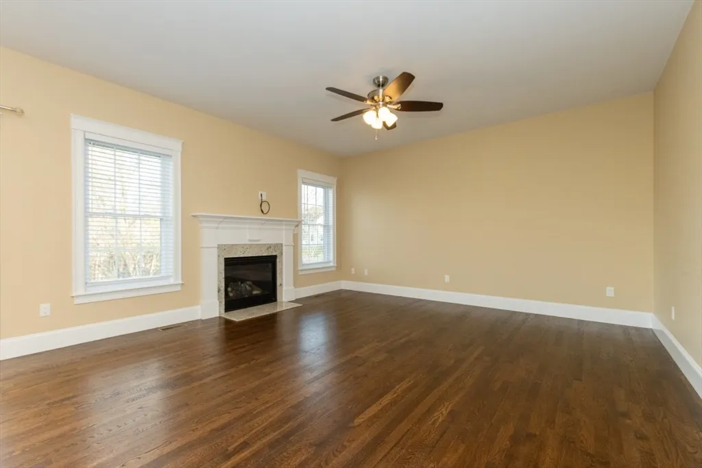 15 Hialeah Ln, Framingham