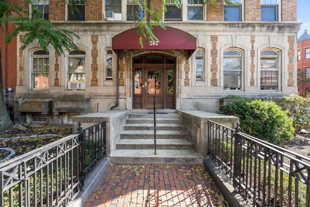 282 Newbury St, Back Bay