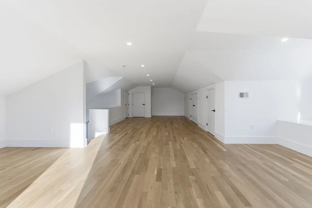 82 Louise Rd, Chestnut Hill