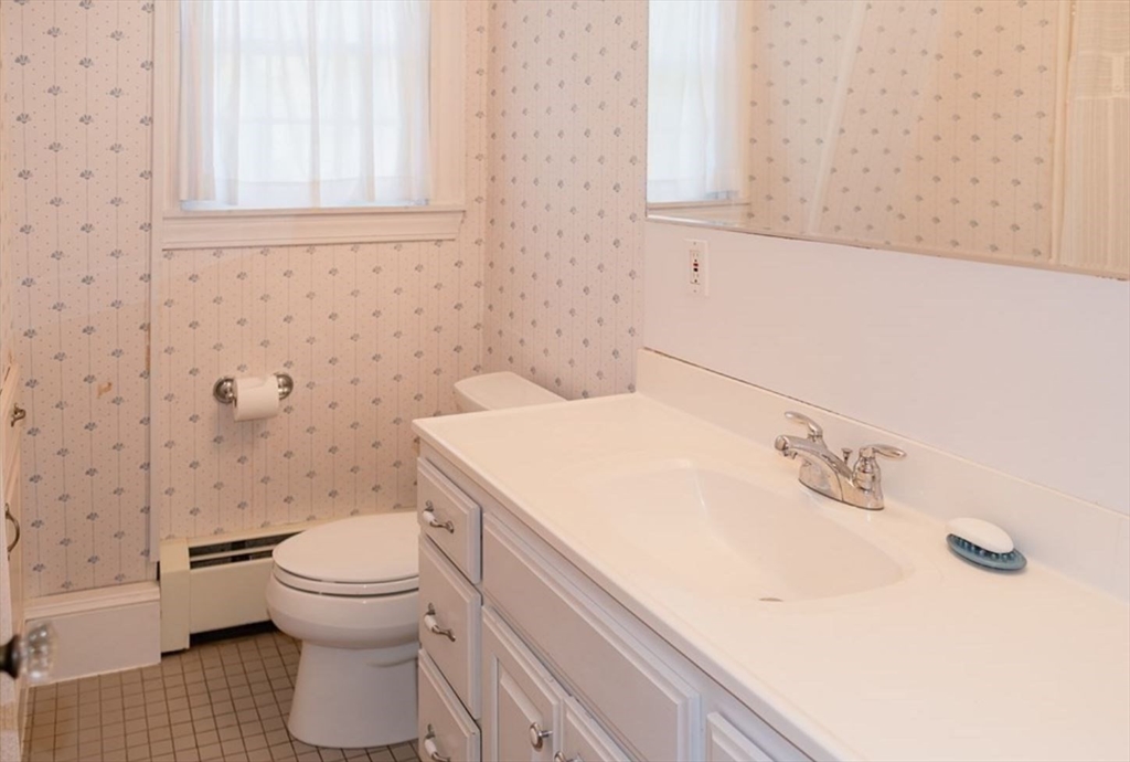 4 Spray Ave, Marblehead