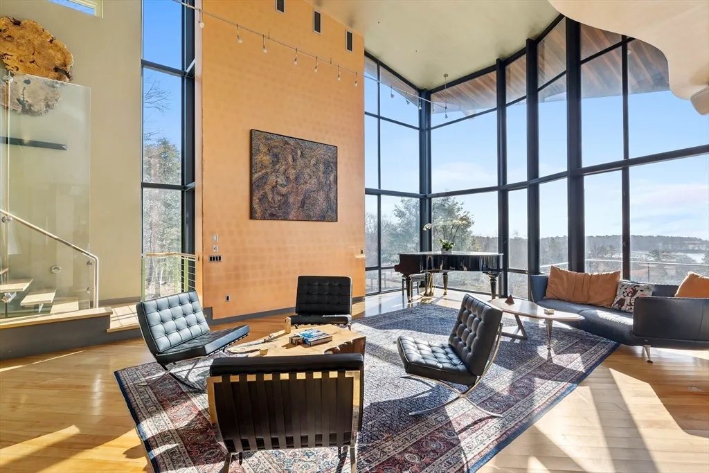 370 Summer St, Manchester