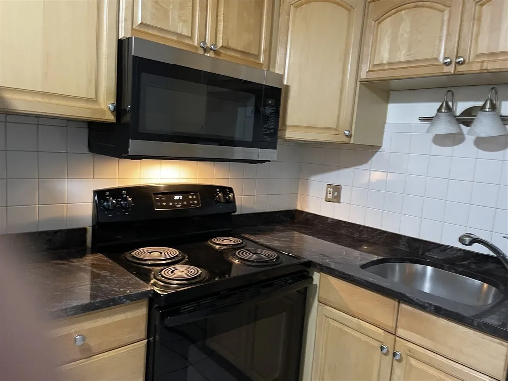 12 Woodland St, Everett