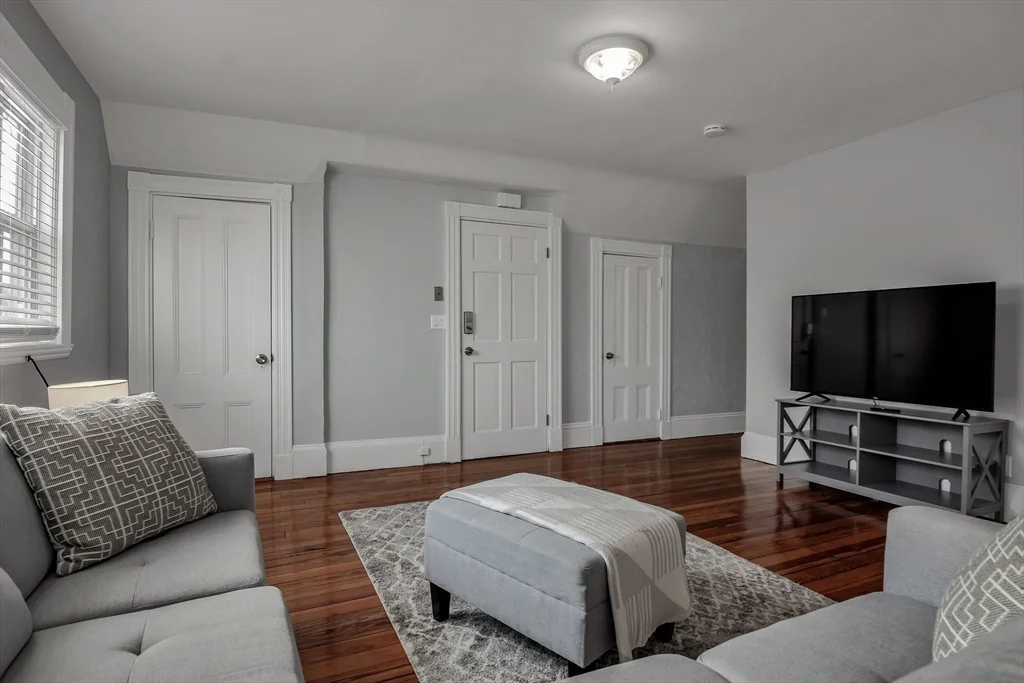 553 Main St, Medford