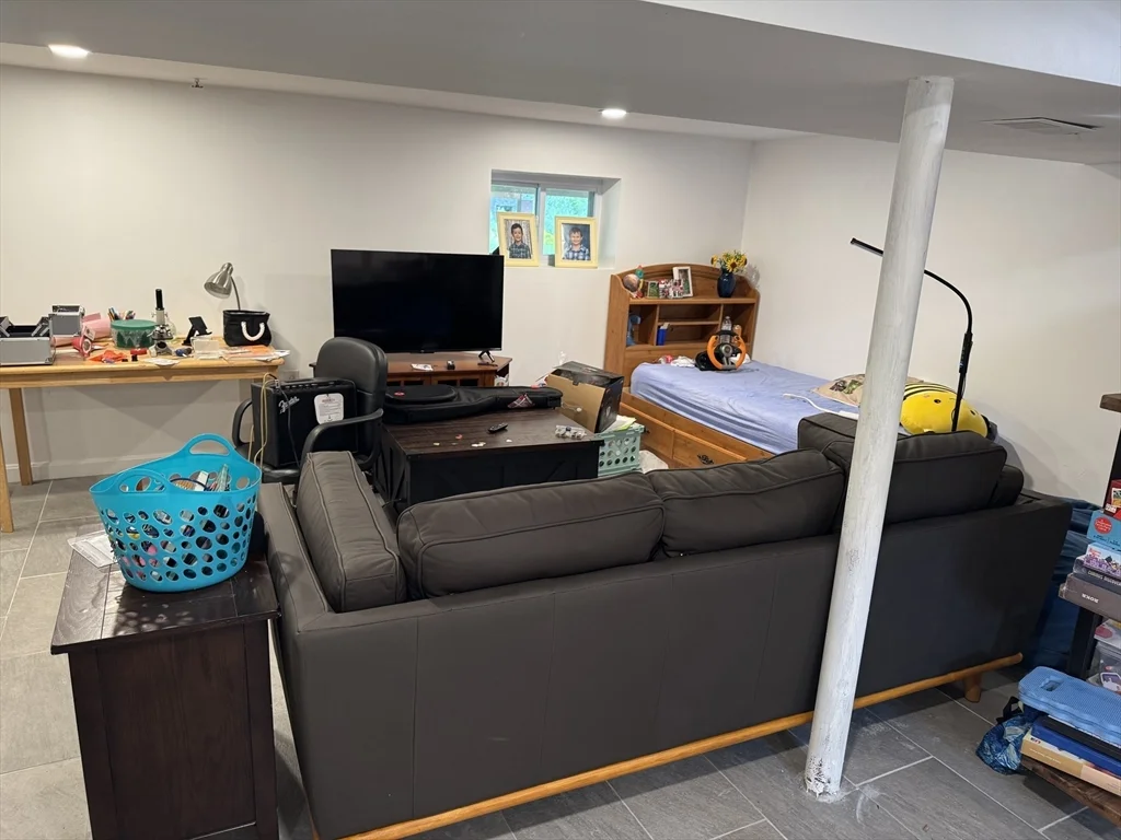 8 Heritage Rd, Pelham