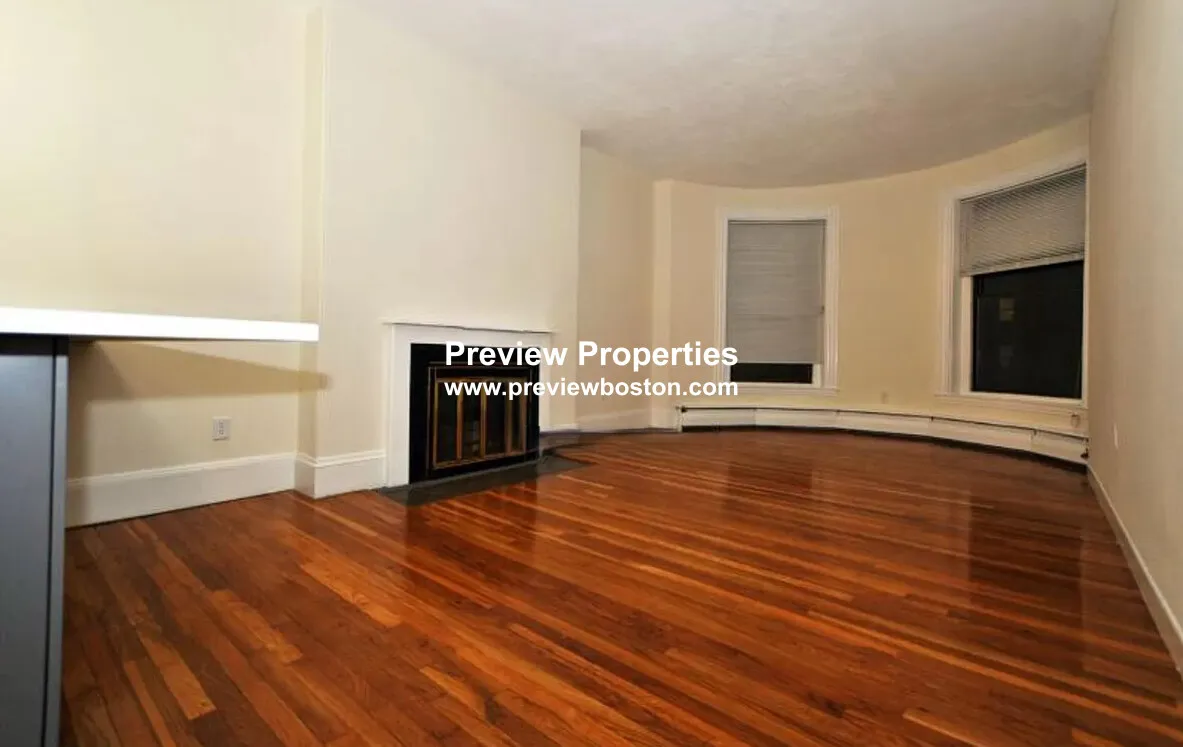 922 Beacon St, Fenway