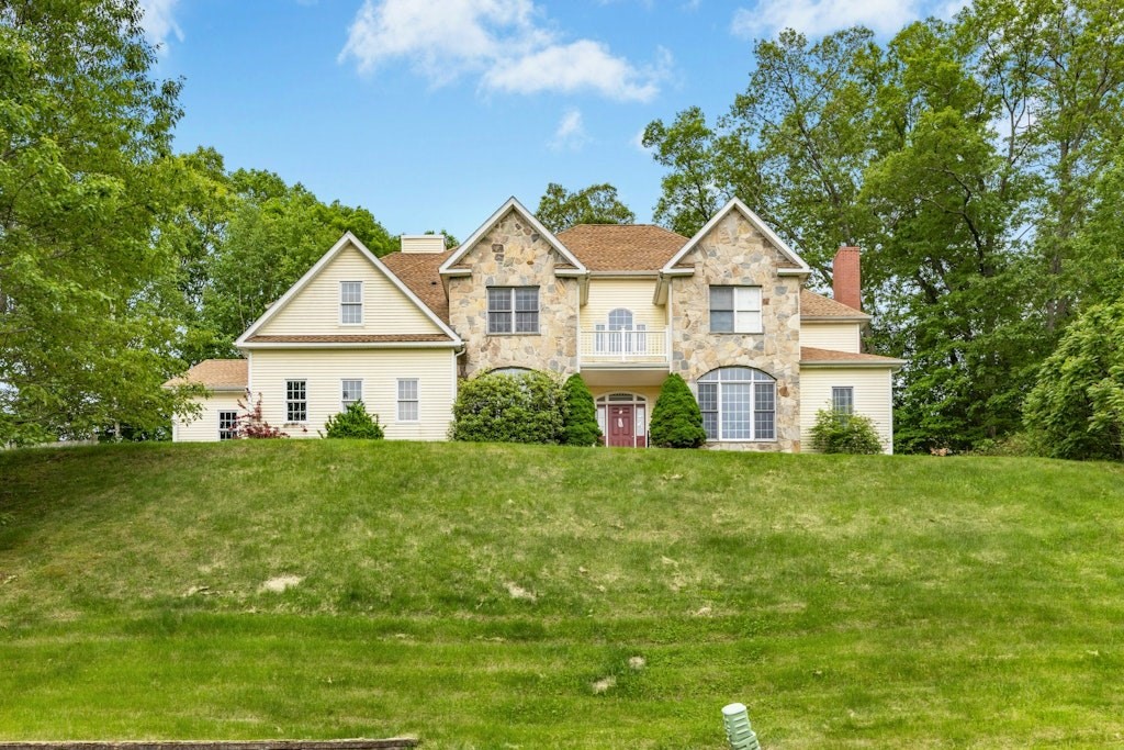 2 Arrowhead Ln, Westborough