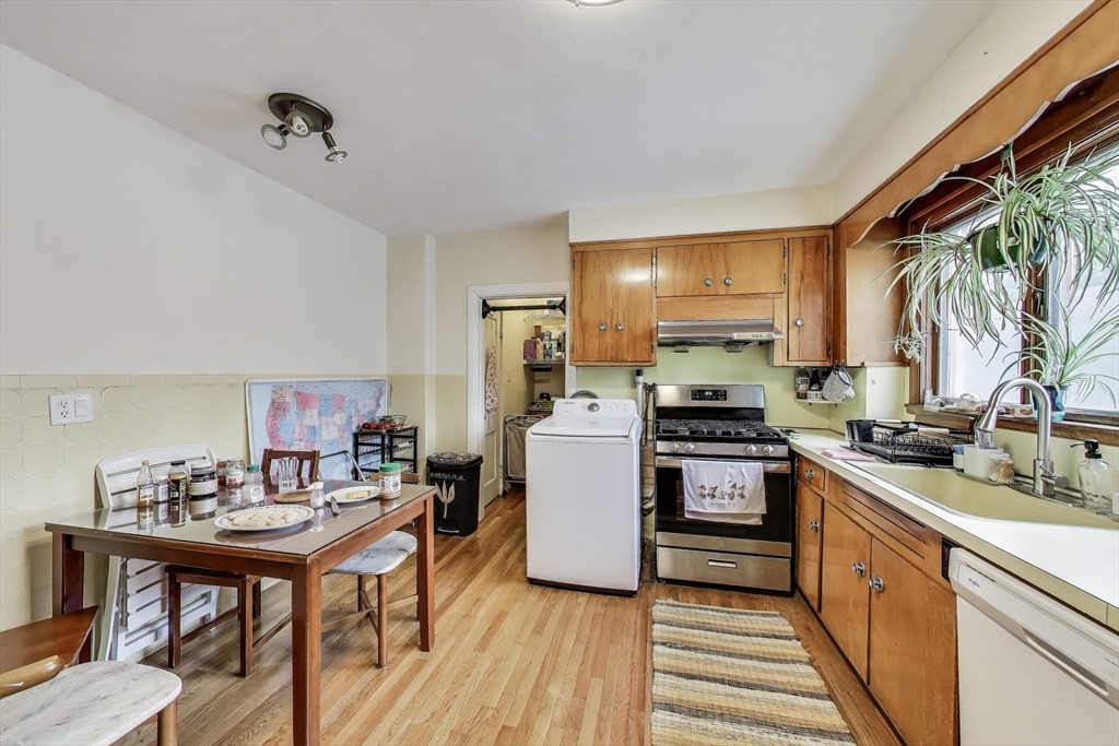 129 Oxford Rd, Newton Center