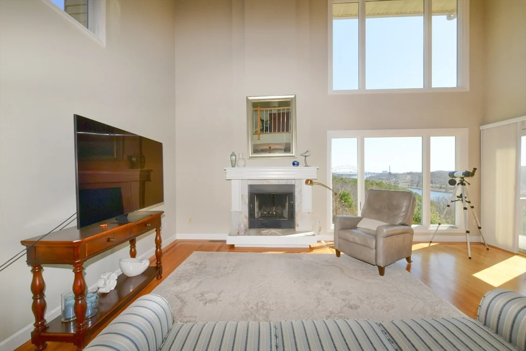 4 Bittersweet Ln, Buzzards Bay