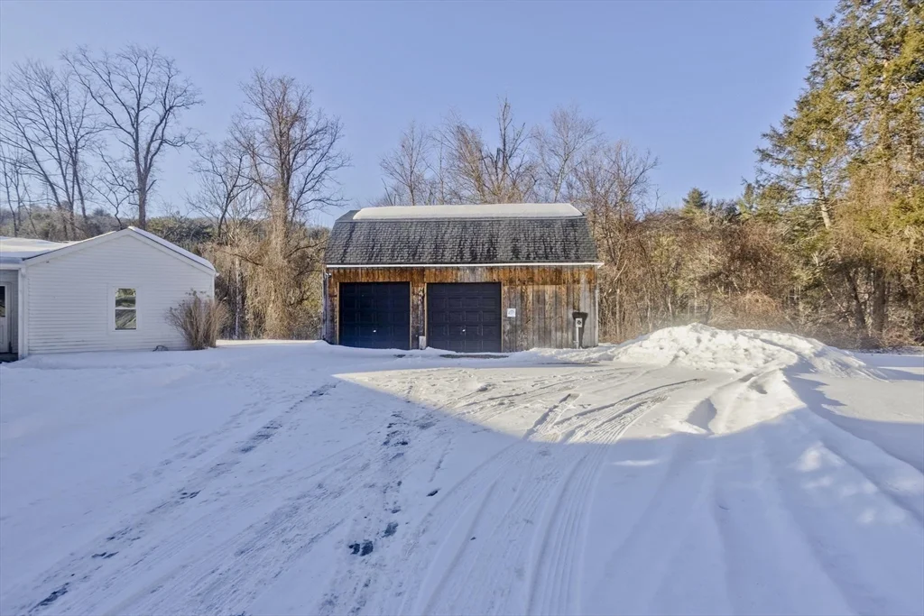 16 Knightville Dam Rd, Huntington