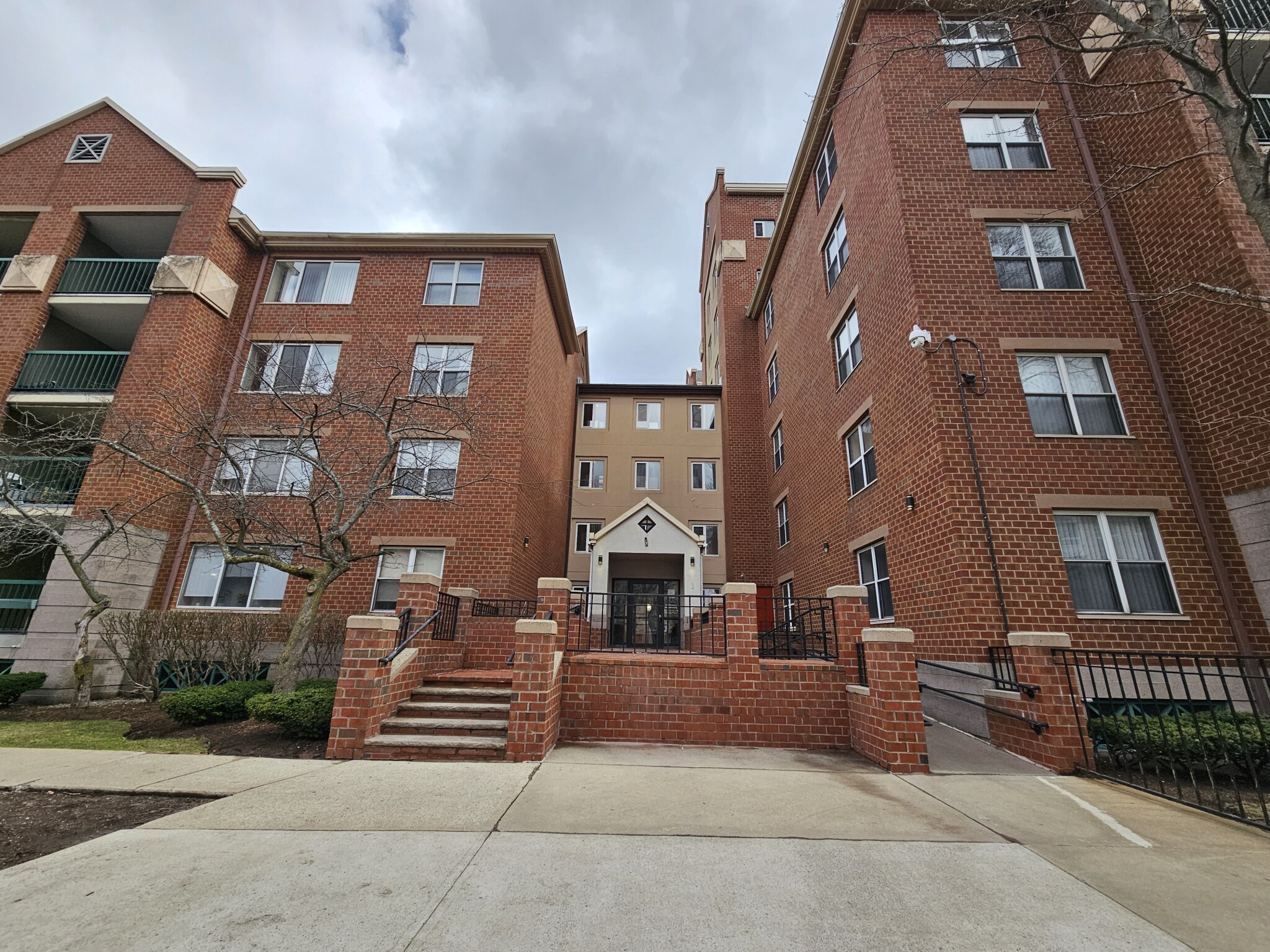 1 South Point Dr, Dorchester