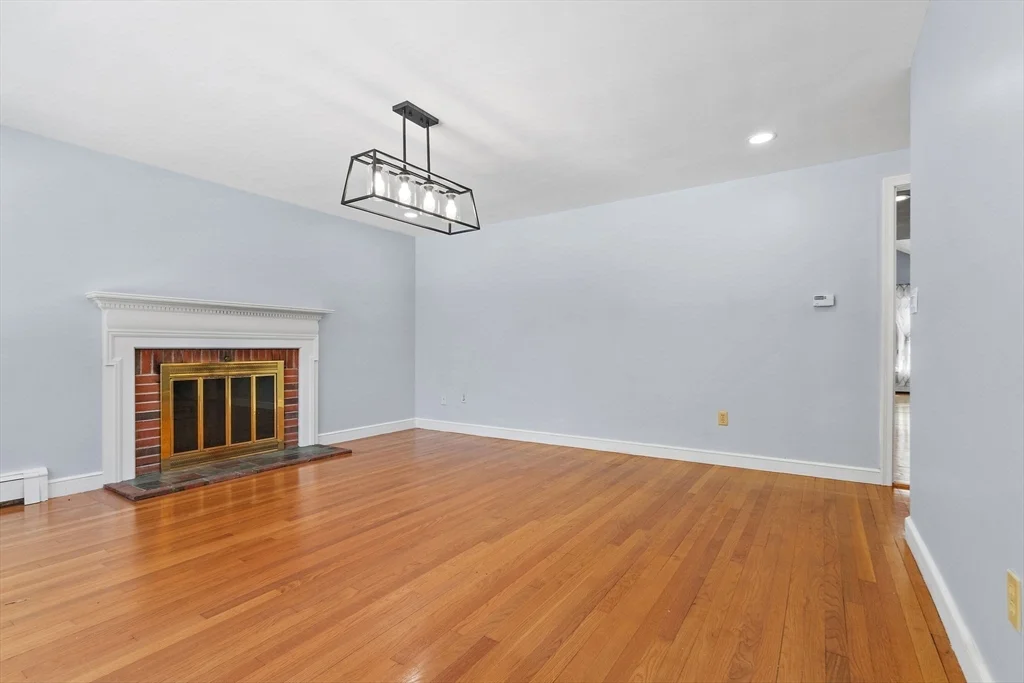 77 Colonial Rd, Sudbury