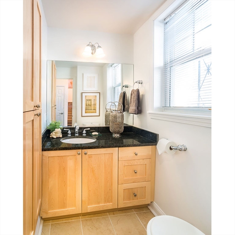 39 Thornton Rd, Chestnut Hill