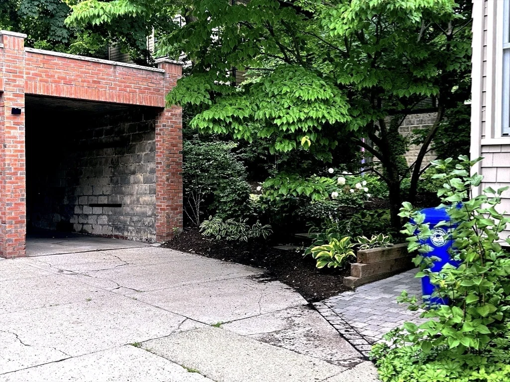 82 Stearns Rd, Longwood