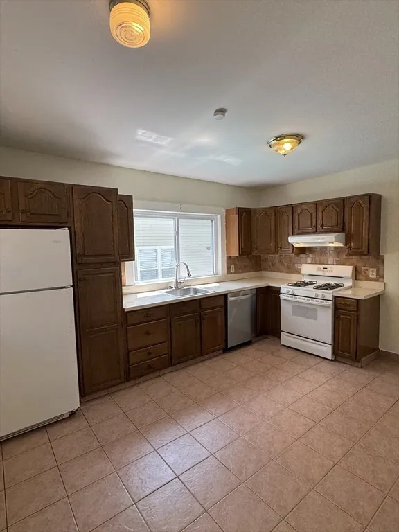 10 Laurel Ter, Ward Two