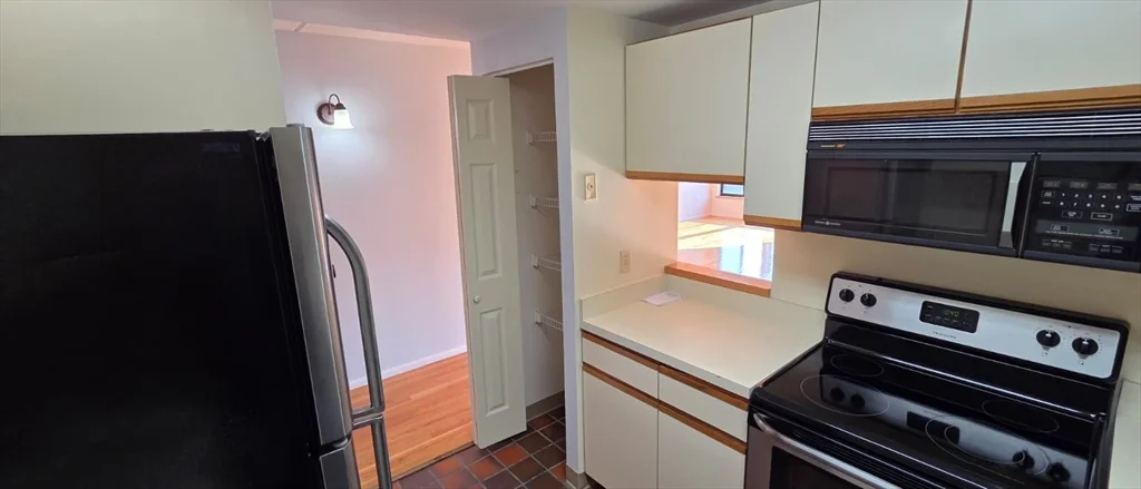 200 Ledgewood Dr, Stoneham