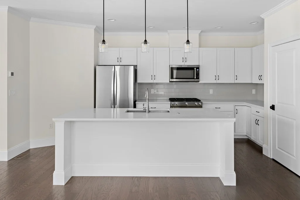 19 Lily Pond Ln, Lexington