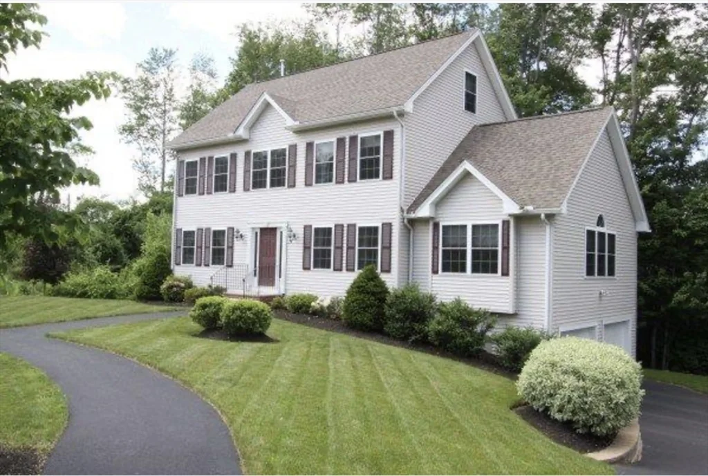 19 Benjamin Ln, Reading