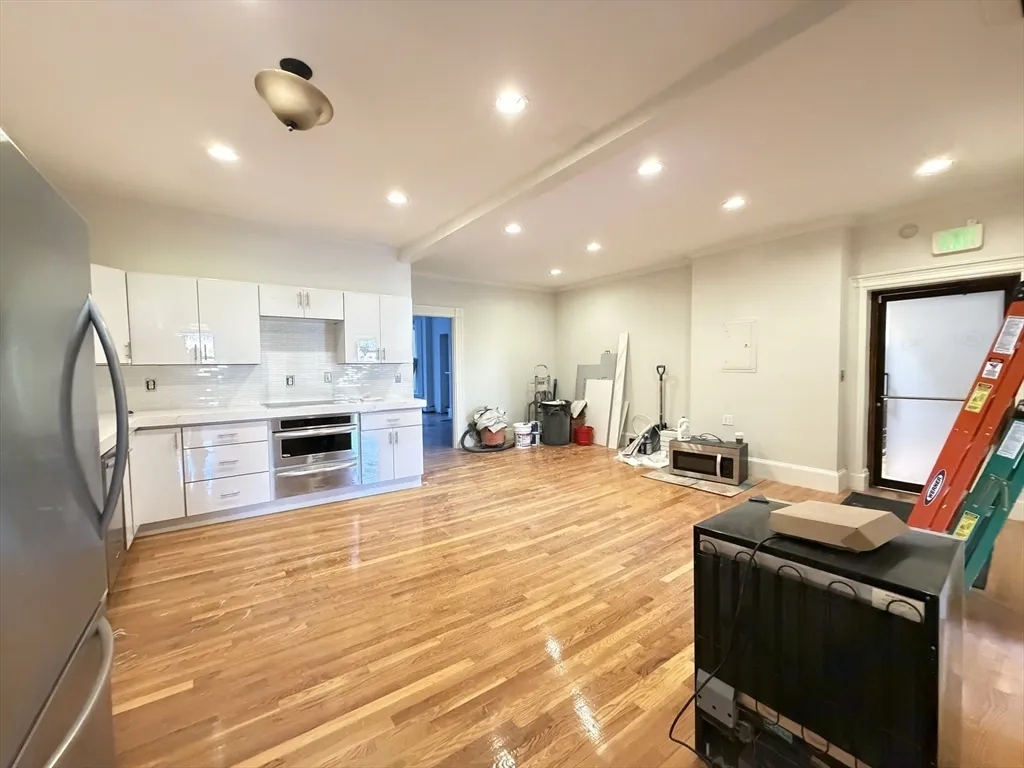 218 Newbury St, Back Bay