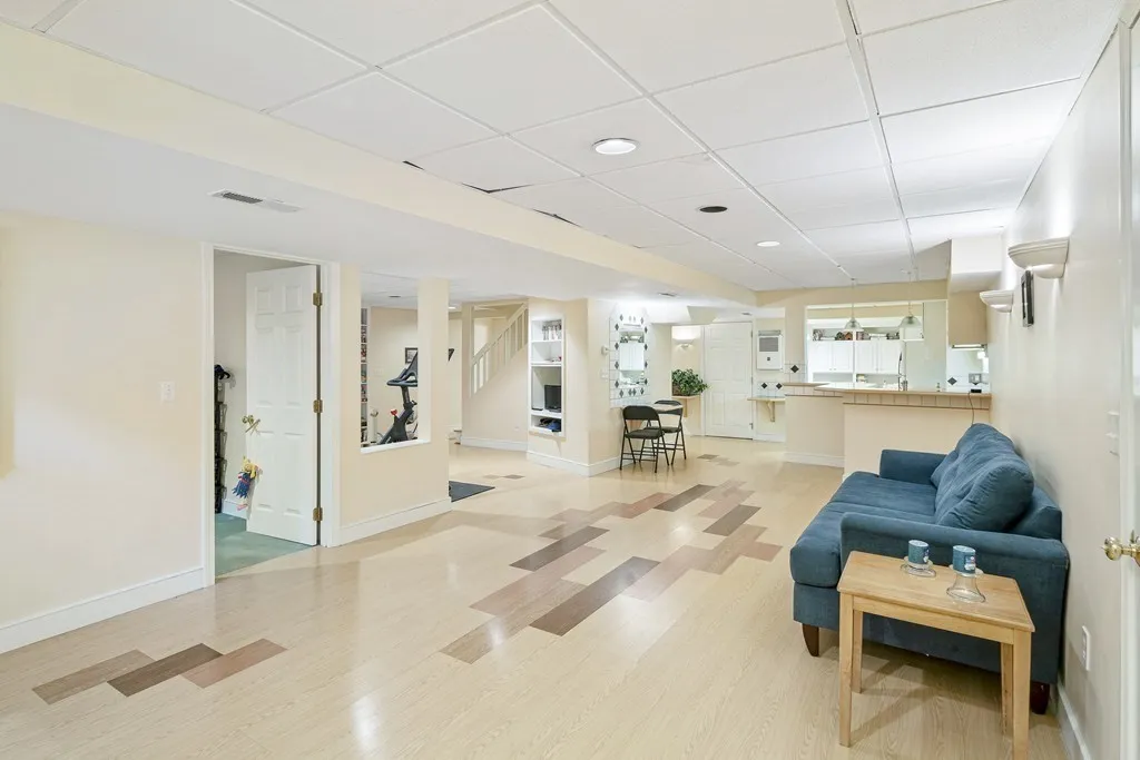 478 Clinton Rd, Chestnut Hill