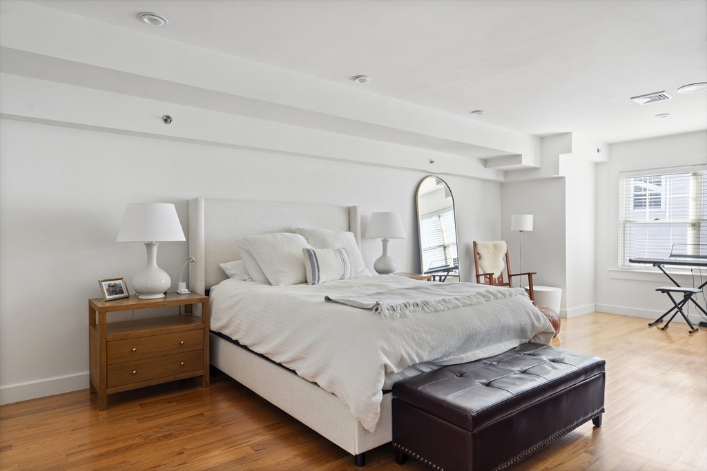 33 Middle St, South Boston