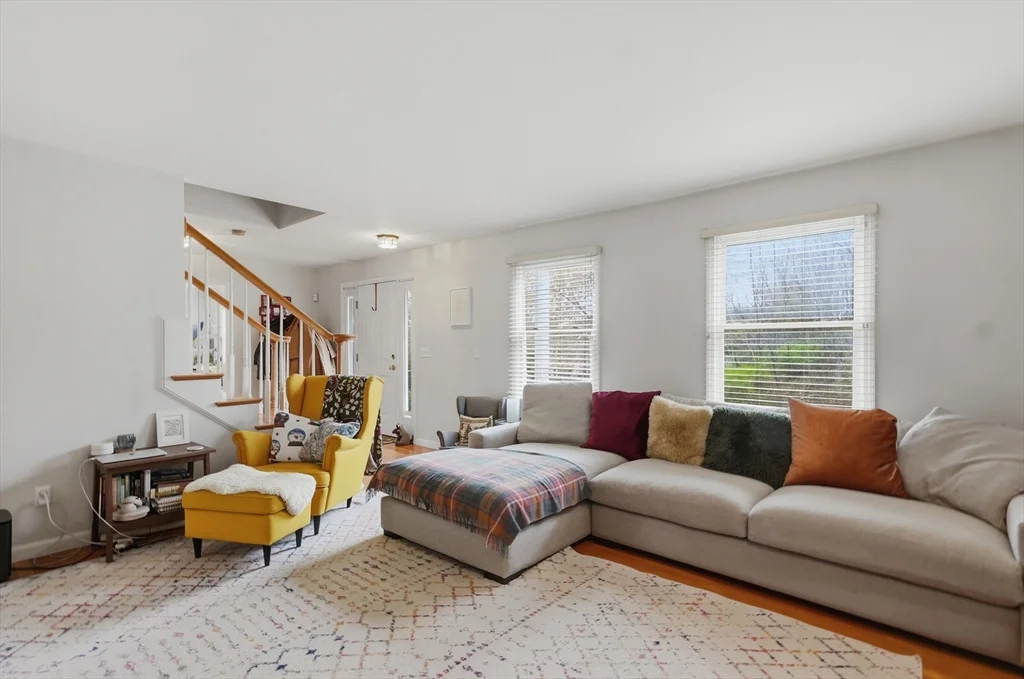 11 Roseanna Park Dr, Waltham