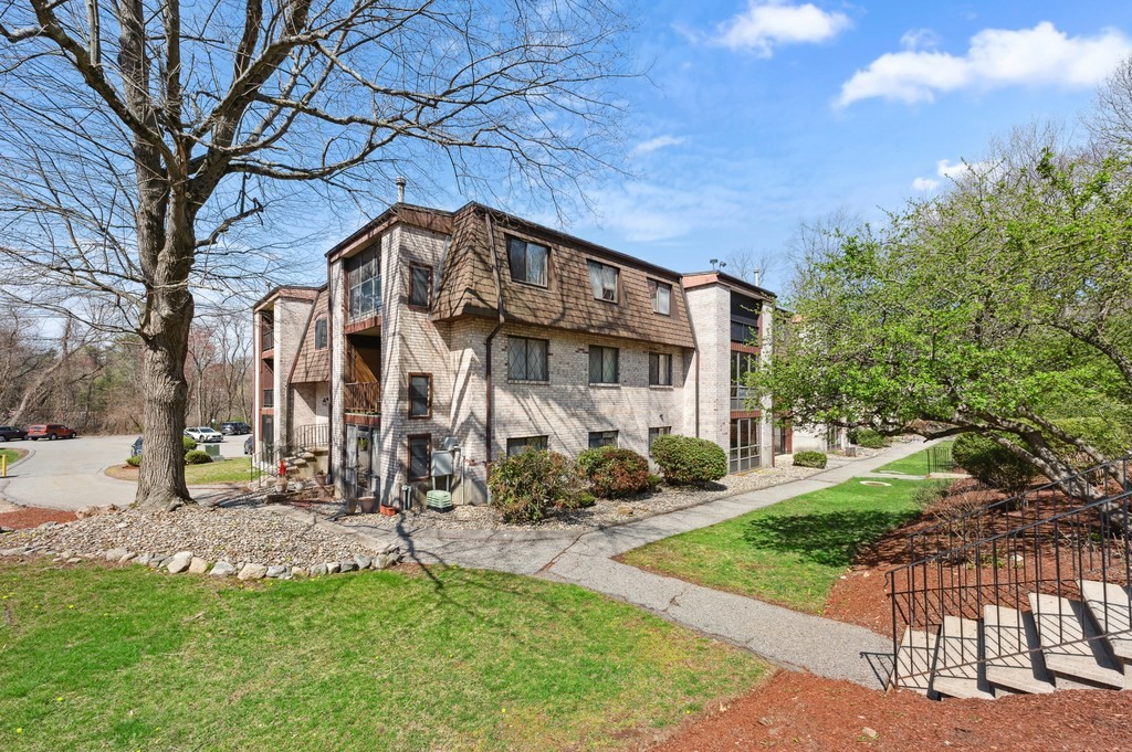 7 Greenbriar Dr, North Reading