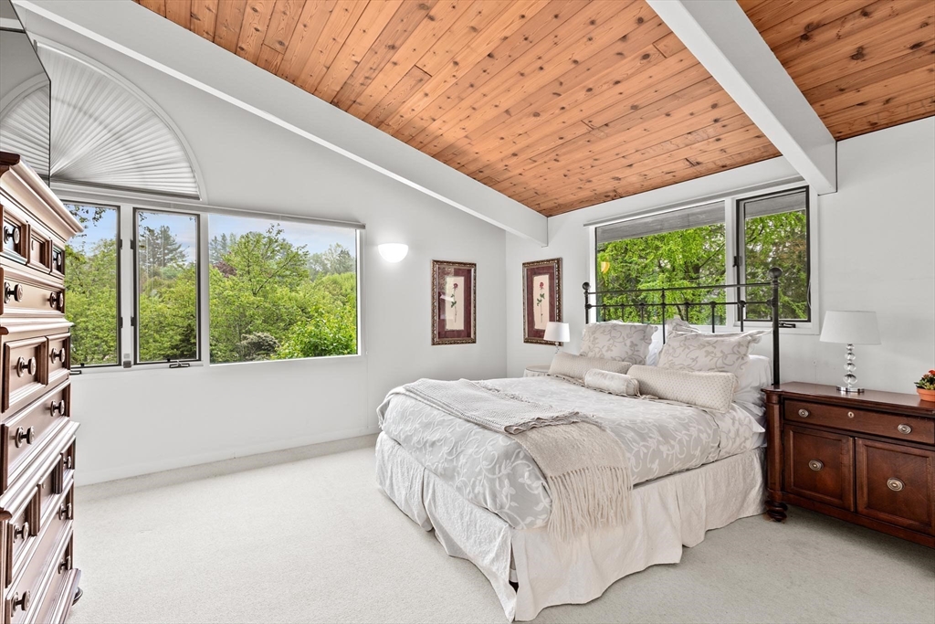 25 Laurus Ln, Newton