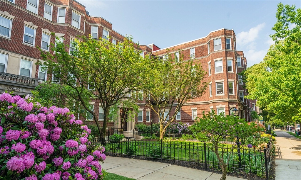 106 Queensberry St, Fenway