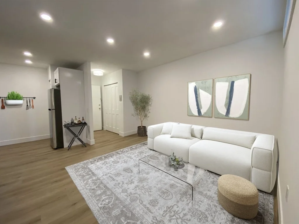 880 E 4th St, South Boston