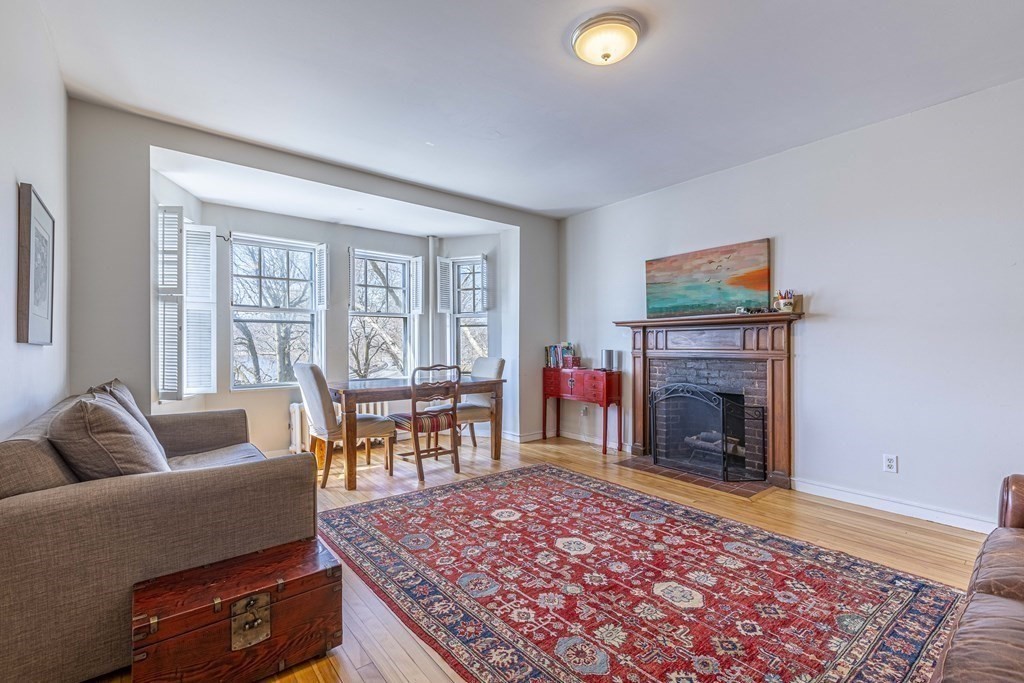 993 Memorial Dr, Cambridge