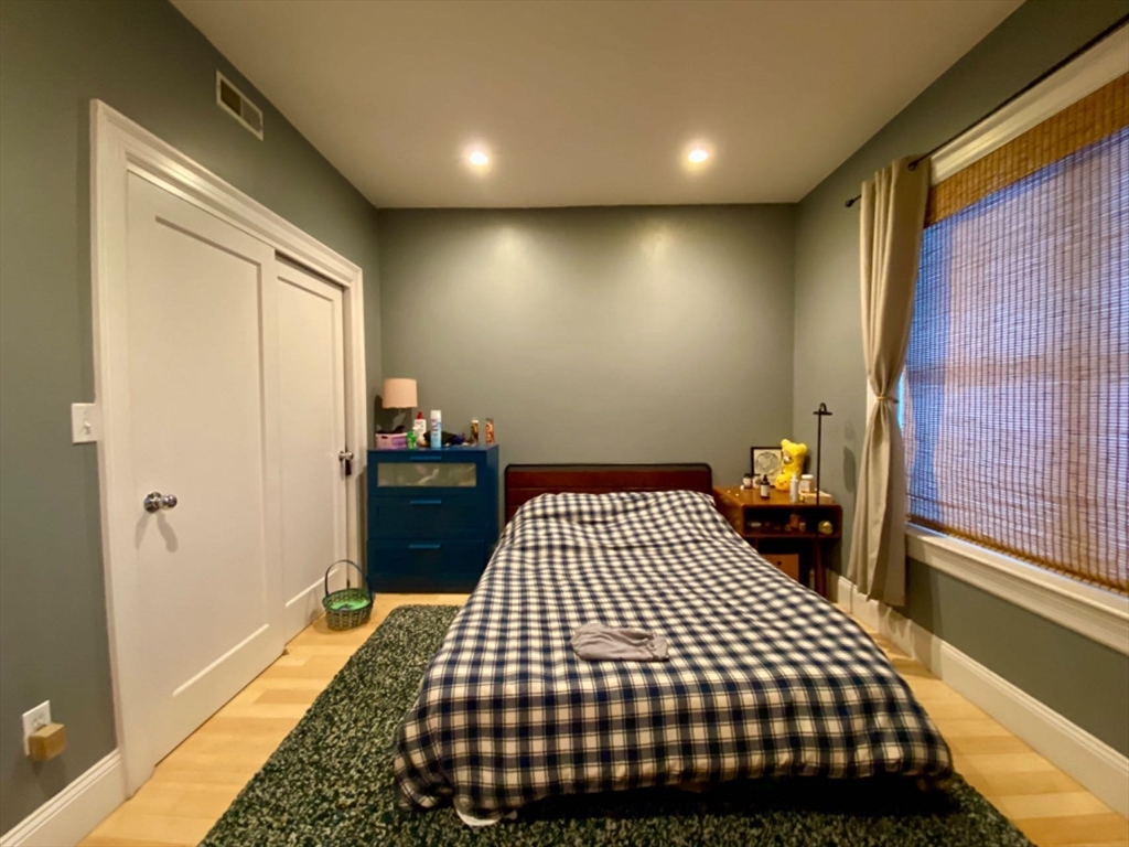 3 Leeds St, South Boston