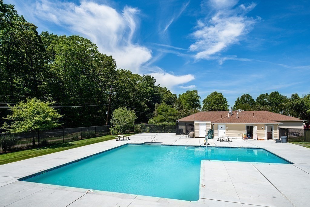 52 Village Brook Ln, Natick