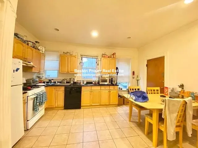 94 Hillside St, Mission Hill