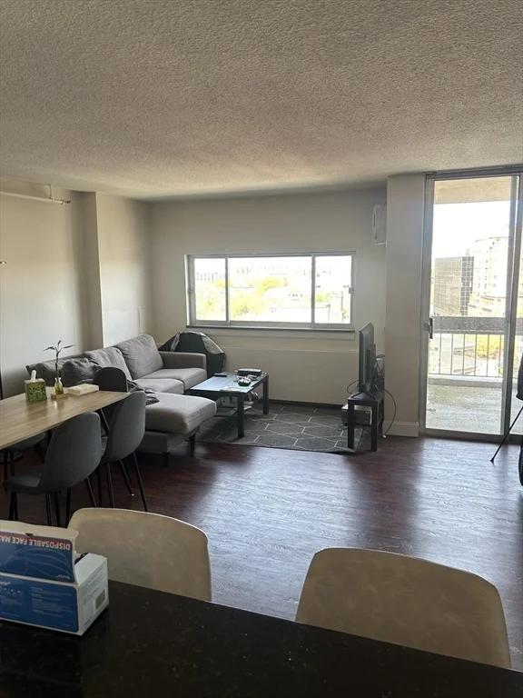 872 Massachusetts Ave, Riverside