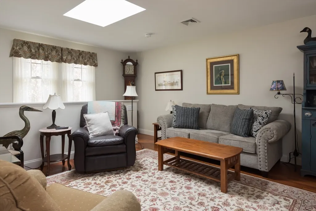 15 Parlowtown Rd, Marion