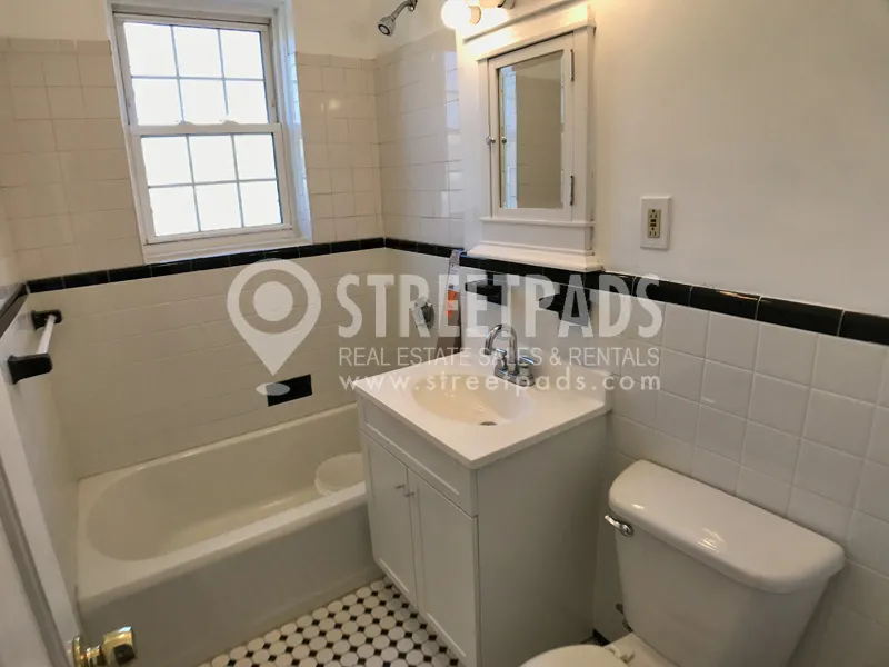 1129 Beacon St, Longwood