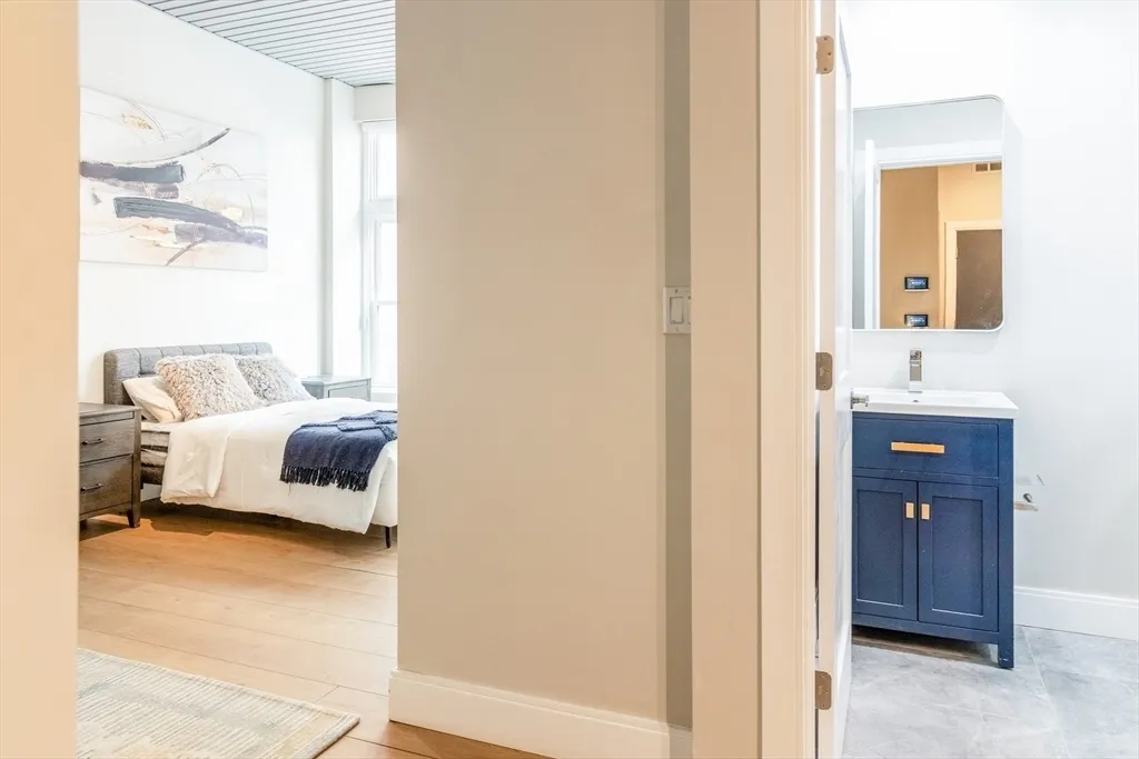 44 Bromfield St, Downtown