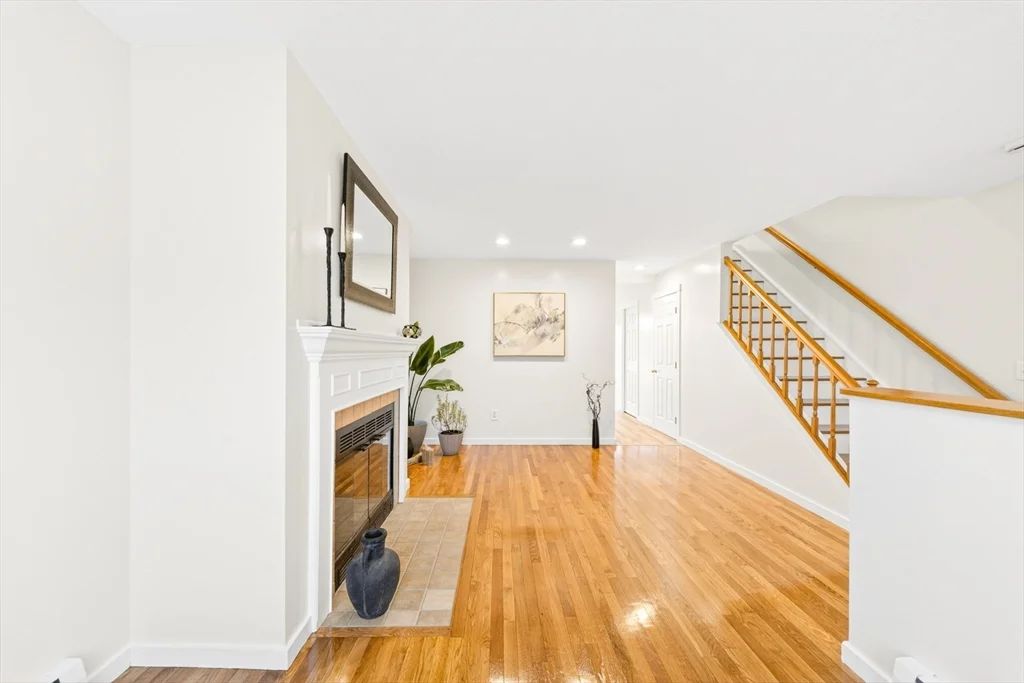 82 Camelot Dr, Worcester