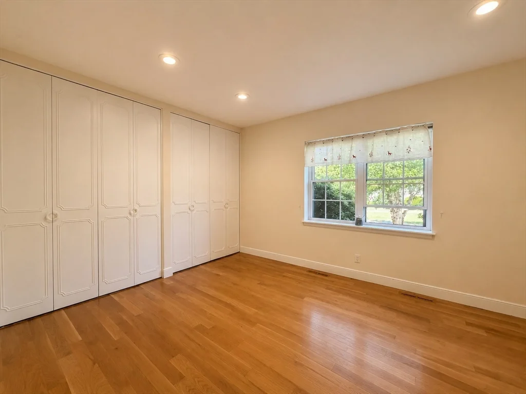 30 Lake Shore Ct, Brighton
