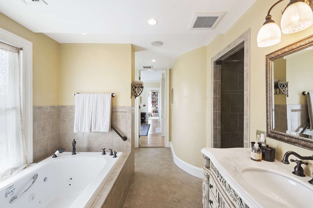 519 Main St, Waltham